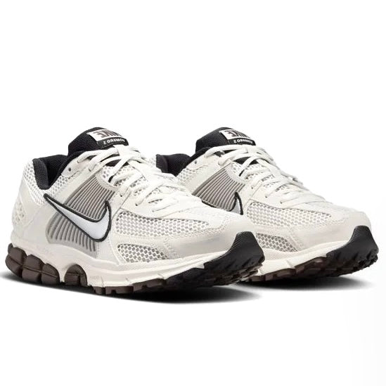 Nike Zoom Vomero 5 with fluffy laces